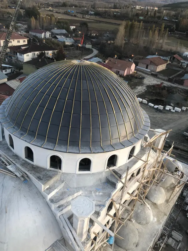 İskele sökülmeden önce pirinç renkli kenet hatlarıyla antrasit kaplanmış cami kubbesi, yukarıdan