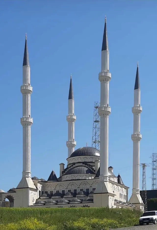 Dört minareli büyük camide antrasit renkli ana kubbe, yarım kubbeler ve külahlar