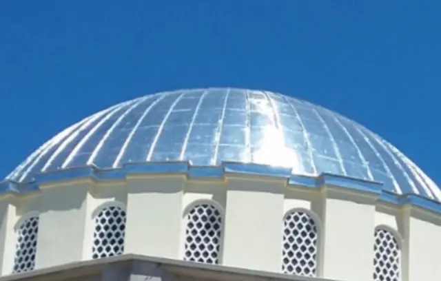 Yeni kaplanmış parlak metal kubbede dilim, kenet ve kubbe eteği detayı
