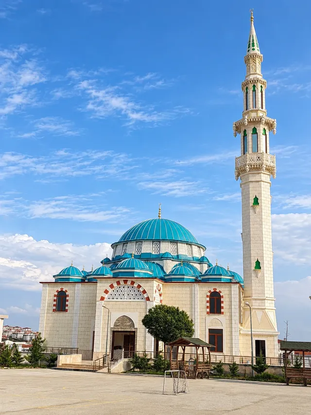 Tekirdağ Üftade İmam Hatip Camii: turkuaz kaplı ana kubbe, yarım kubbeler ve köşe kubbecikleri, yanında tek şerefeli minare